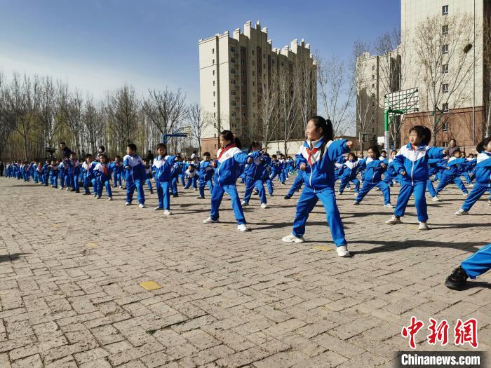 学生正在学习戳脚。　王鹏 摄