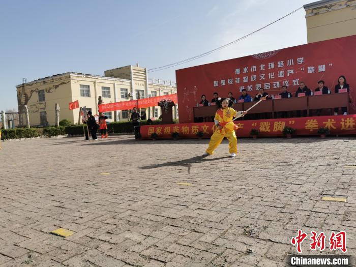 图为兵器表演。　王鹏 摄