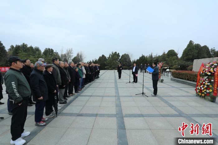 参加活动人员前往滕州市烈士陵园举行祭奠活动，并宣读《纪念滕县保卫战85周年祭文》。　车文佳 摄