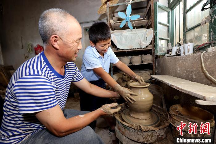 鲁南古陶窑作坊六世传承古老技艺焕发新生