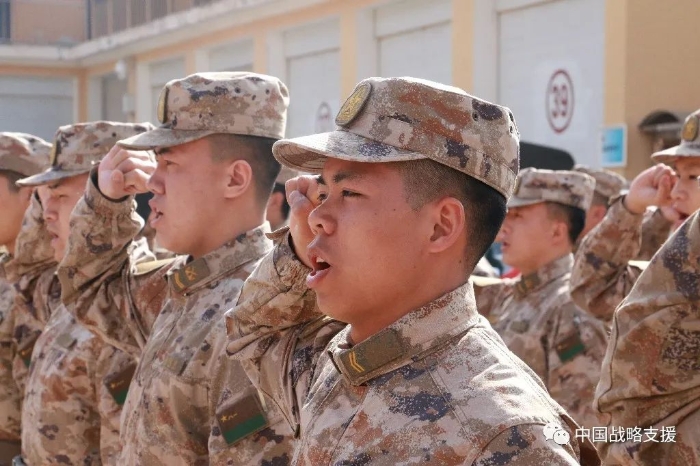 場授裝儀式莊嚴開幕——軍旗獵獵,口號震天戰略支援部隊某部訓練場上