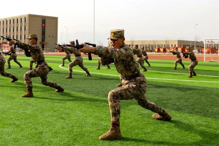 激发官兵内生动力举办多项小比武小竞赛该部练兵场上官兵气势如虹