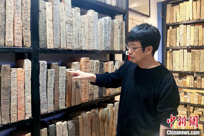 西安收藏家收藏古砖千余块传承“姓氏”文化记忆
