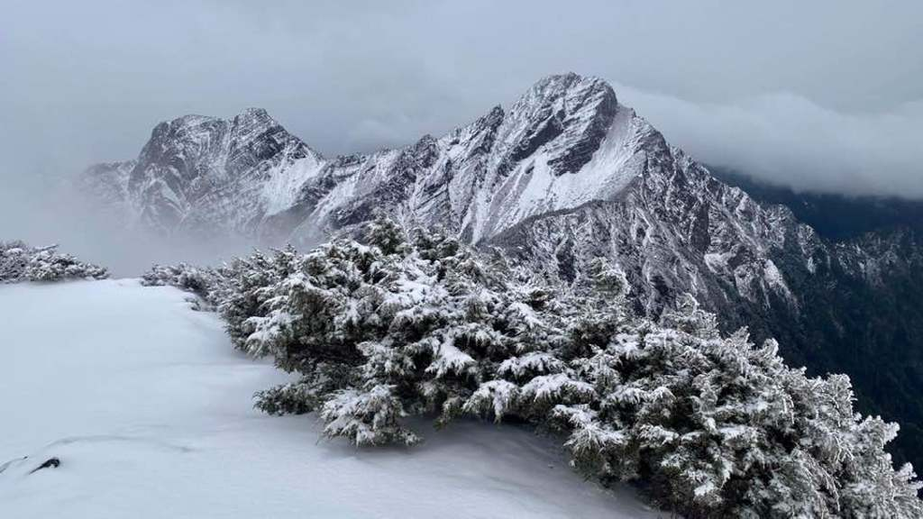 台湾玉山下雪图片