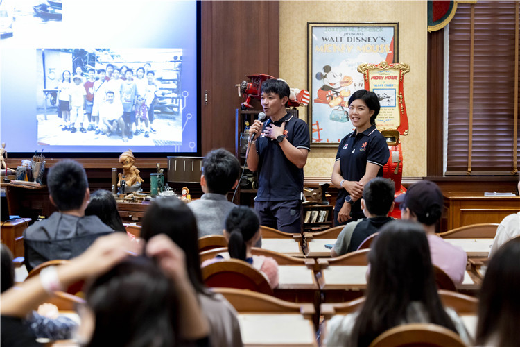 黄金宝（左）和陈晞文分享自身经历和难忘的比赛故事。香港迪士尼乐园度假区供图