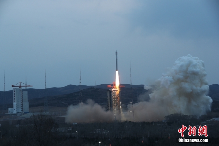 北京时间2023年3月30日18时50分，中国在太原卫星发射中心使用长征二号丁运载火箭，成功将宏图一号01组卫星发射升空，卫星顺利进入预定轨道，发射任务获得圆满成功。该组卫星主要用于提供商业遥感数据服务。此次任务是长征系列运载火箭的第469次飞行。郑斌 供图
