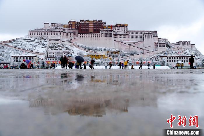 雪后，游客在布达拉宫广场。　江飞波 摄