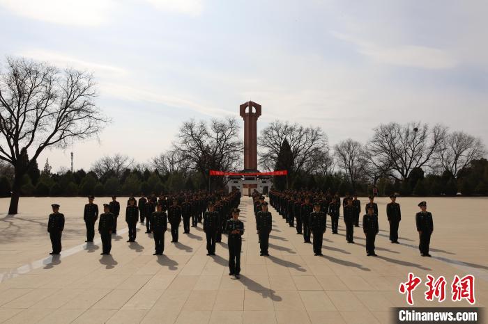 武警官兵缅怀先烈：清明寄哀思砥砺强军路