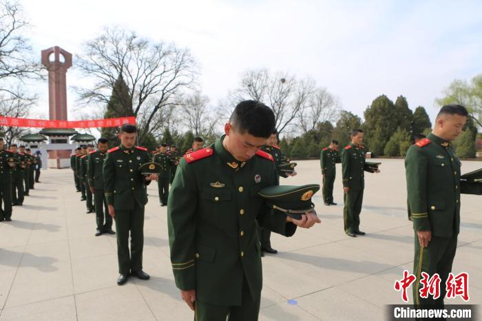 武警官兵脱帽默哀缅怀先烈。　葛鲲鹏 摄