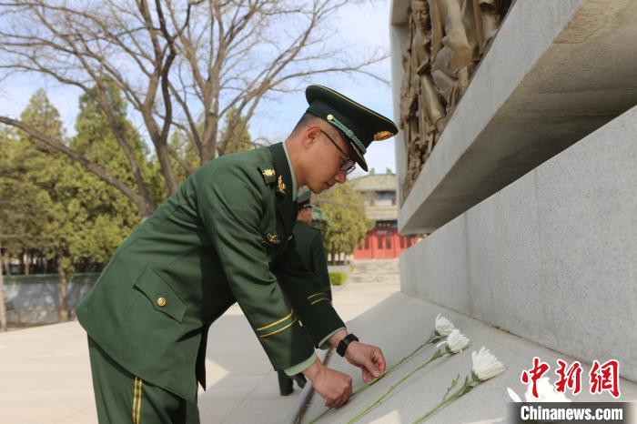 武警官兵向烈士纪念碑献花寄托哀思。　冯涛 摄