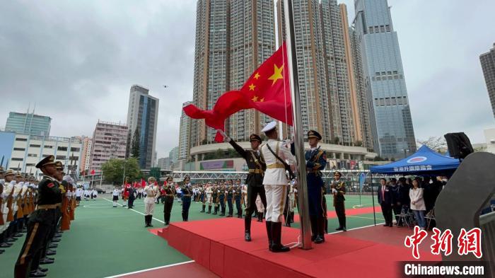 中国人民解放军驻香港部队仪仗队升旗。　香港升旗队总会 摄