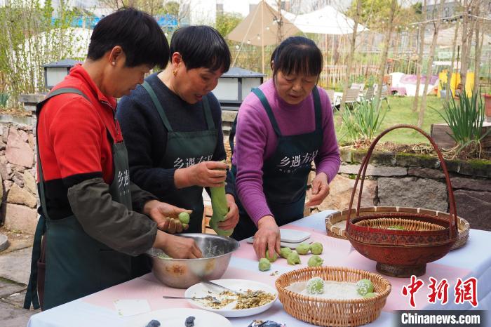 清明粿制作现场。　庄源供图