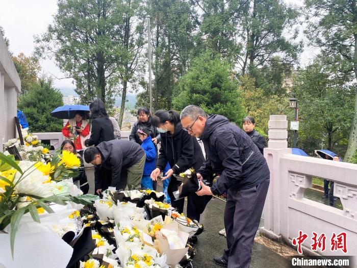 民眾祭奠陳祥榕. 葉茂 攝