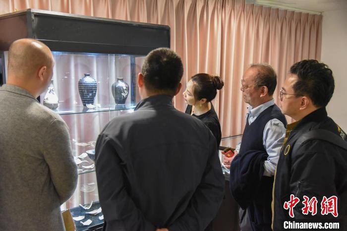 汪星侣(右二)向观众介绍吉州窑瓷器。　范宇斌 摄