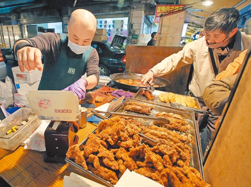 國內毛豬價格在清明連假休市前飆天價，未來若繼續高漲，消費者恐怕吃不消。圖為市場豬肉熟食攤。（本報資料照片）