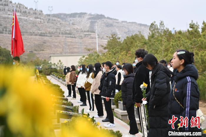 图为祭奠仪式现场。　李亚龙 摄