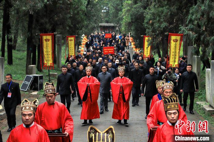 孔子第七十九代嫡长孙孔垂长率孔氏后裔曲阜祖茔祭祖