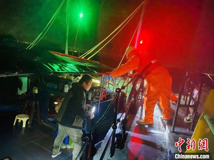 闽江口水域两船相撞专业救助艇深夜紧急救助遇险渔民