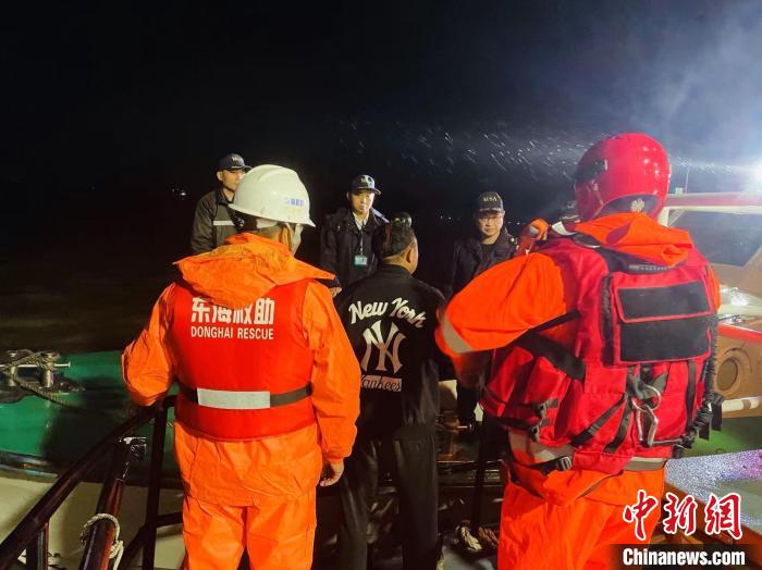 图为东海救助局福州救助基地专业救助艇救助遇险渔民。　东海救助局供图