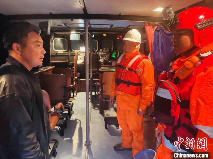 图为东海救助局福州救助基地专业救助艇救助遇险渔民。　东海救助局供图