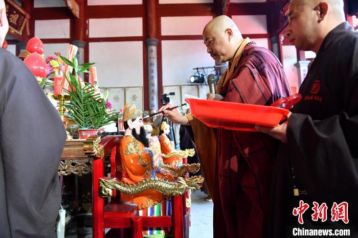 图为雪峰崇圣禅寺住持传观法师(右二)为闽王金身开光。　吕明 摄