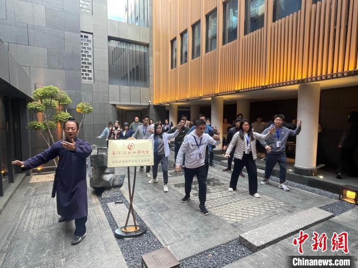 香港青年晨练太极拳 彭诗琪 摄