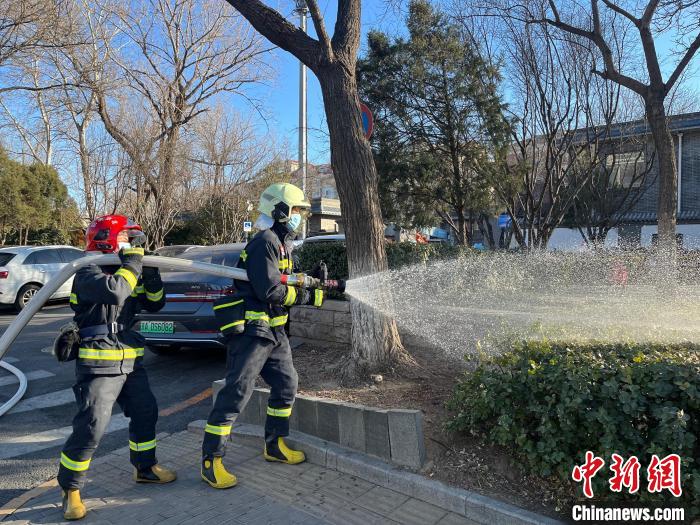 近日，北京东城消防组织辖区消防救援站积极开展杨柳絮清理湿化工作。　北京东城消防供图