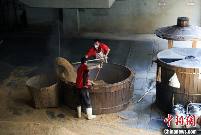 酿酒师傅正在进行“蒸糠壳”。　王磊 摄