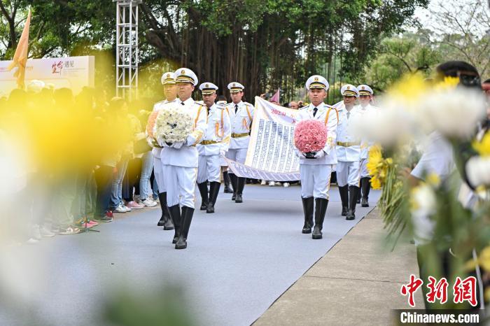 仪仗队迎灵入园 陈骥旻 摄