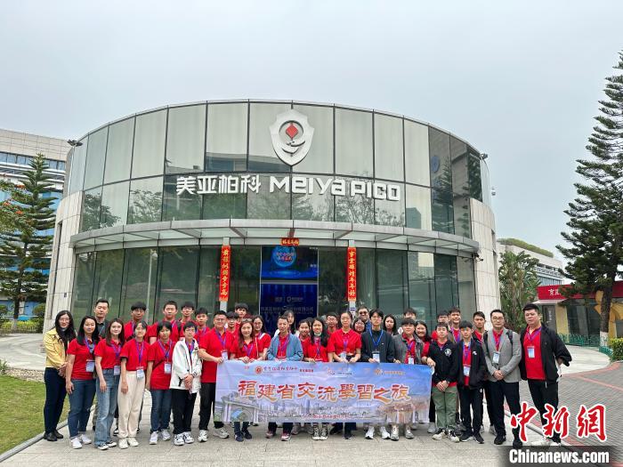 4月10日至12日，首场“港澳青年看祖国”福建行主题活动在厦门举办。图为香港青年参观厦门企业。　福建省青年联合会供图