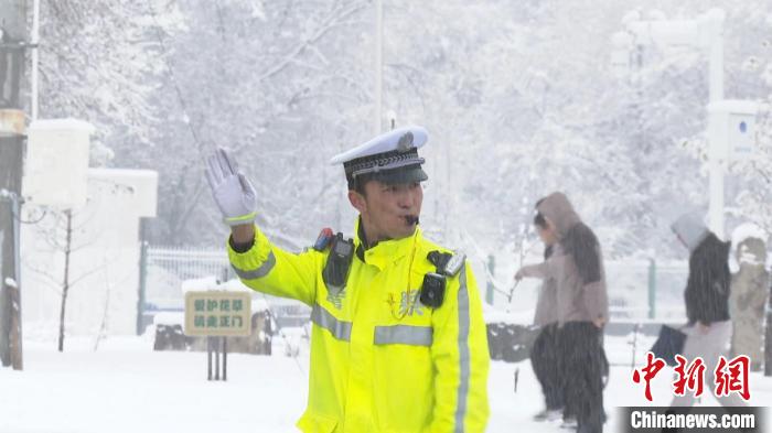 新疆阿勒泰市迎强降雪天气