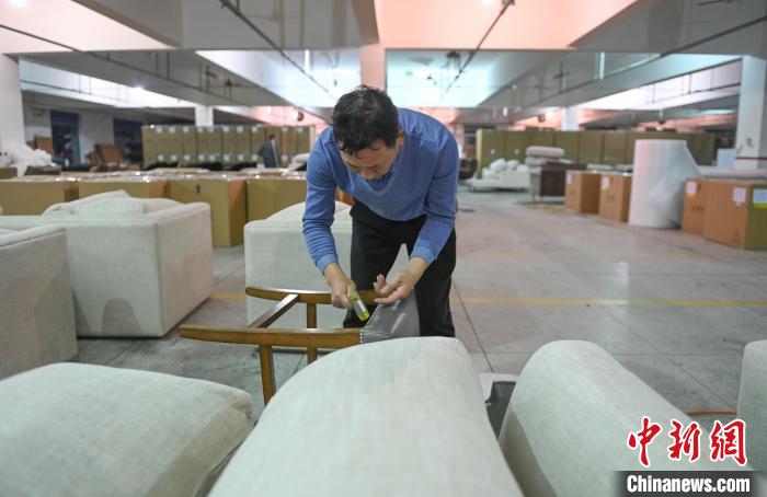 台企杭州桦桐家私集团的生产车间里，工人在手工制作家具。　王刚 摄
