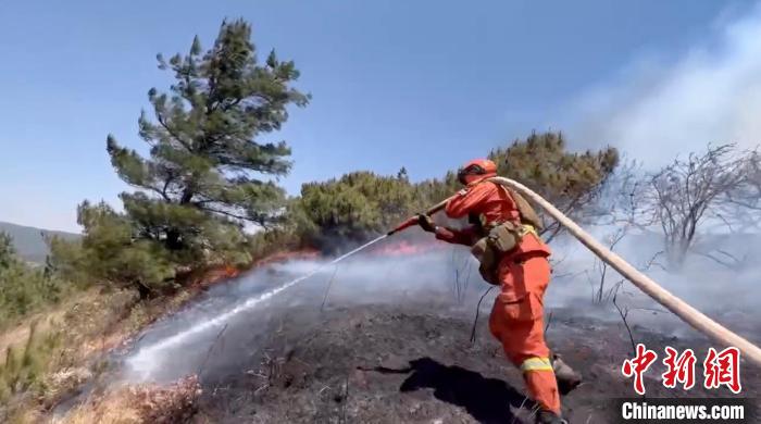 云南玉溪山火续：违规用火所致可能受影响村民已转移