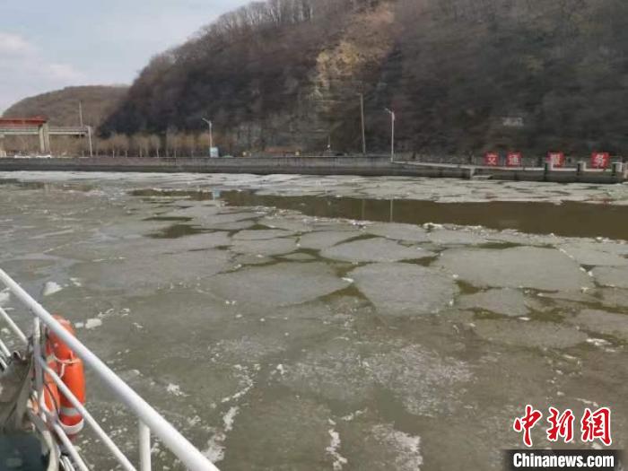 松花江大顶子山航电枢纽船闸航道破冰作业完成