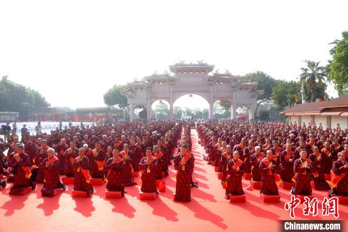 图为两岸信众共祭保生大帝。　李思源 摄