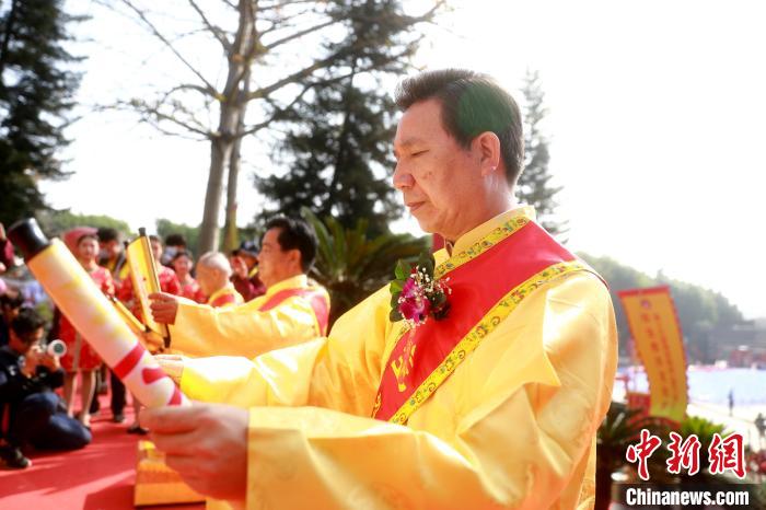 图为主祭人诵读祭文。　李思源 摄