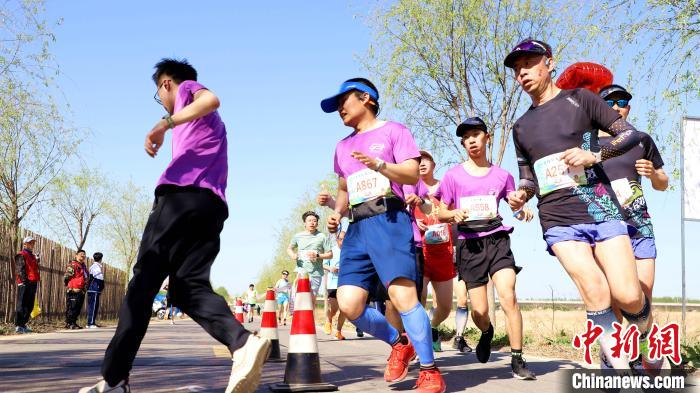 图为4月16日，河北省香河县蒋辛屯镇第二届“乡约潮白”半程马拉松比赛瞬间。　朱钰爽 摄