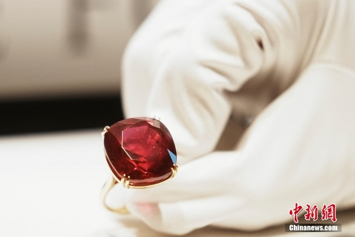 拍卖会史上最大红宝石在香港苏富比展出
