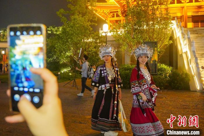 广西步行街上演“最炫民族风”穿苗家侗乡服饰“打卡”成风潮