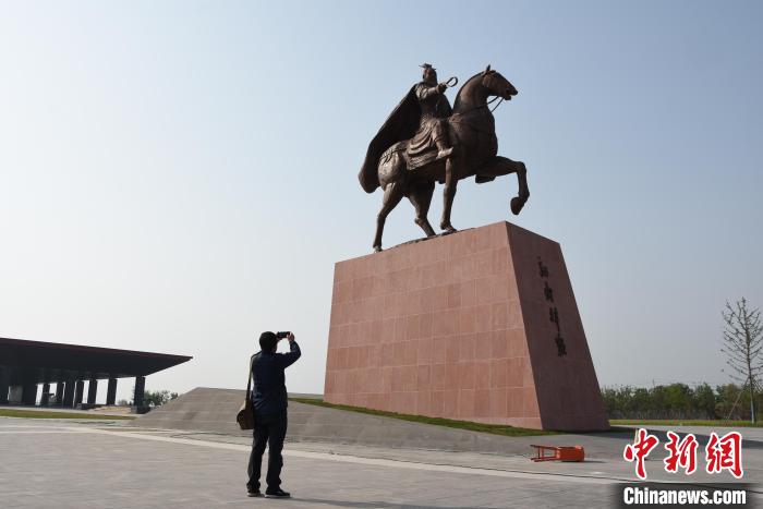 图为曹操高陵遗址博物馆内的曹操骑马青铜雕像。　王宇 摄