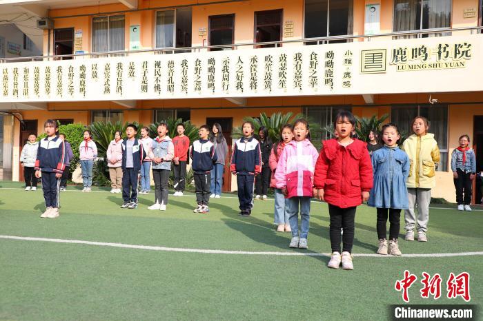 图为学生们正在排练以《诗经》为主题的文艺节目。　梁钦卿 摄