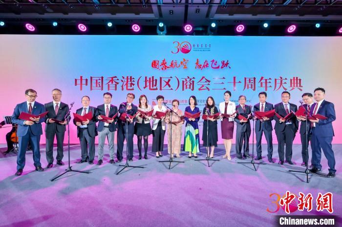 图为晚宴上嘉宾共同演唱歌曲。　中国香港(地区)商会供图