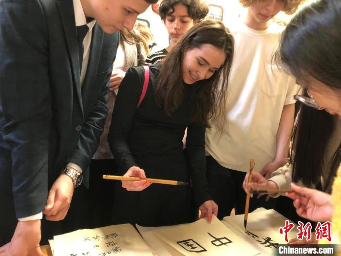 4月21日，莫斯科国立语言大学孔子学院附属中学举办“国际中文日”活动，学生们学写汉字。　莫斯科国立语言大学孔子学院 供图