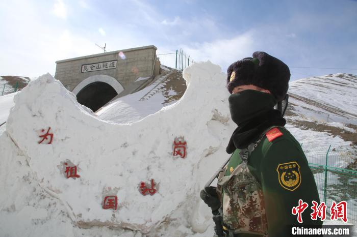 资料图为云端哨所武警官兵坚守战位,站岗执勤 郭紫阳 摄