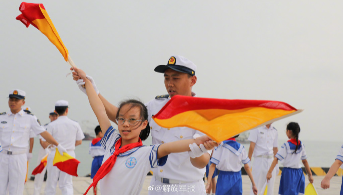 登戰艦學旗語這樣的軍營開放日真過癮