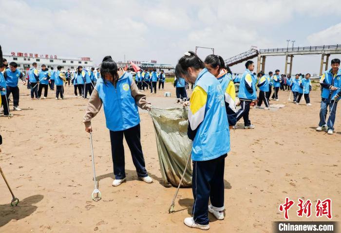 当地青少年参与“净滩”行动。　活动主办方 供图