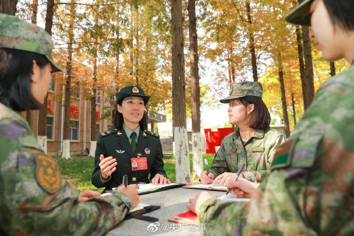 陆军女兵陆兵图片