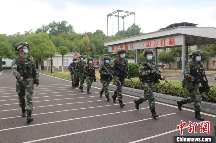 训练归队(右三为李林雨) 武警湖北总队供图