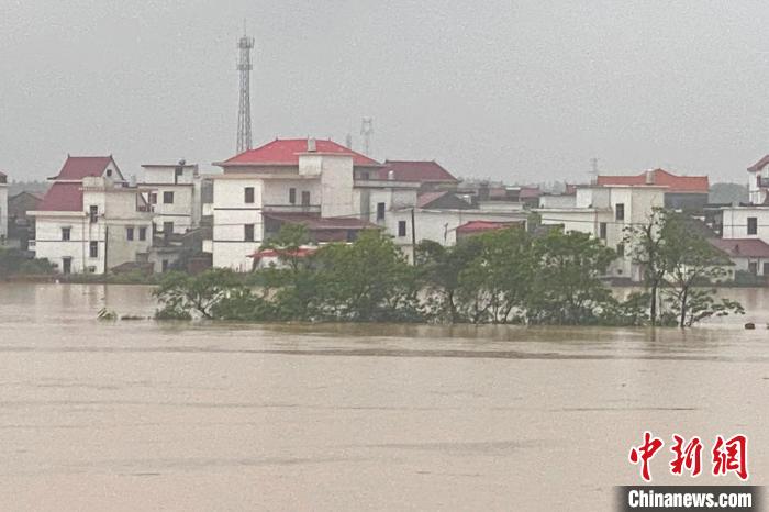 江西遭遇入汛以来最强暴雨天气10地出现特大暴雨