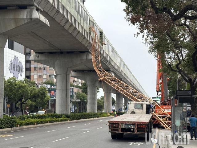 台中兴富发“文心爱悦”建案10天中午发生严重工安意外，31楼顶楼高塔吊吊臂拆除过程竟断裂，直接砸向一旁的台中捷运车厢。（图源：台湾“联合新闻网”）